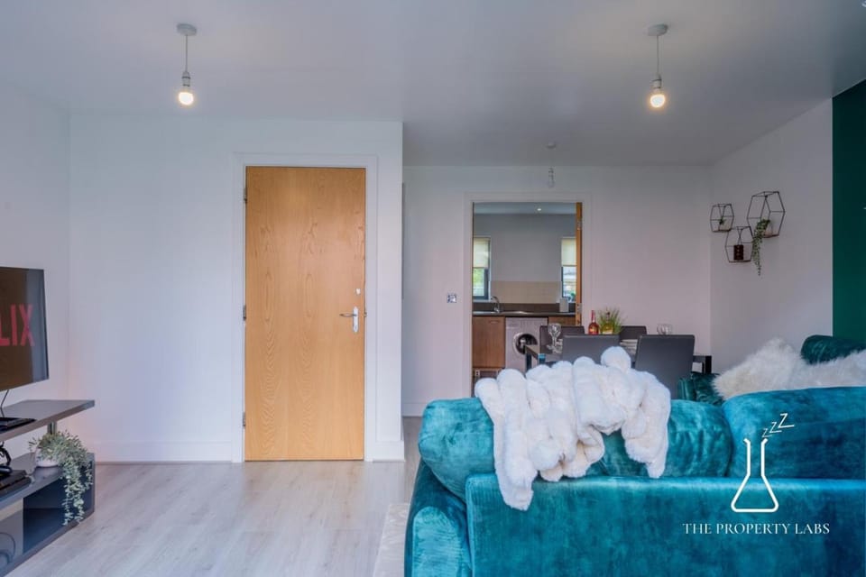 Communal lounge/ TV room, TV and multimedia, Living room, Dining area