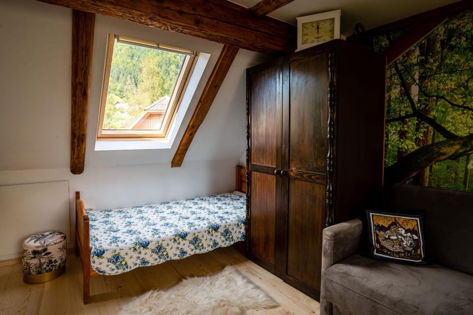 Bed, Living room