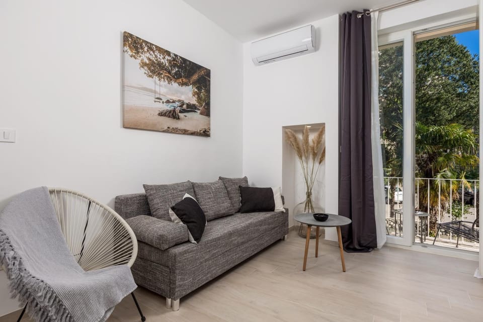 Living room, Seating area, air conditioner