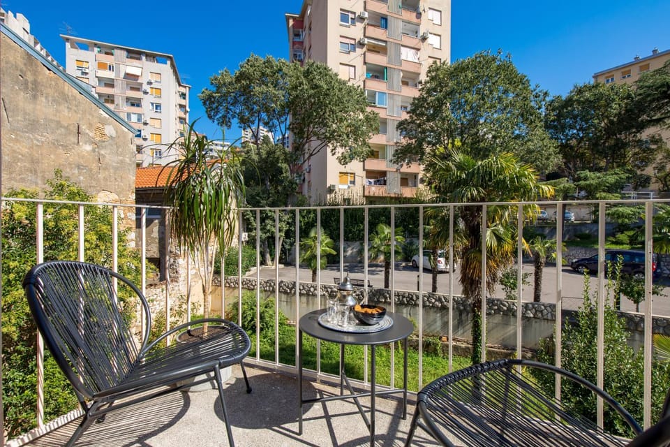 Property building, Day, Garden, View (from property/room), Balcony/Terrace, Seating area, Dining area, Garden view