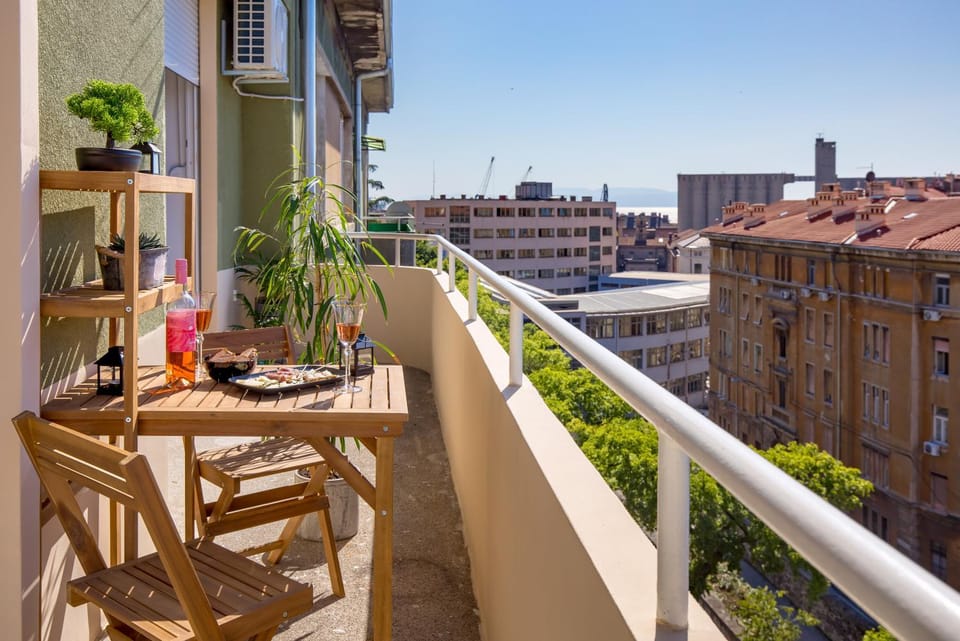 Day, Natural landscape, View (from property/room), Balcony/Terrace, Dining area, City view, Sea view