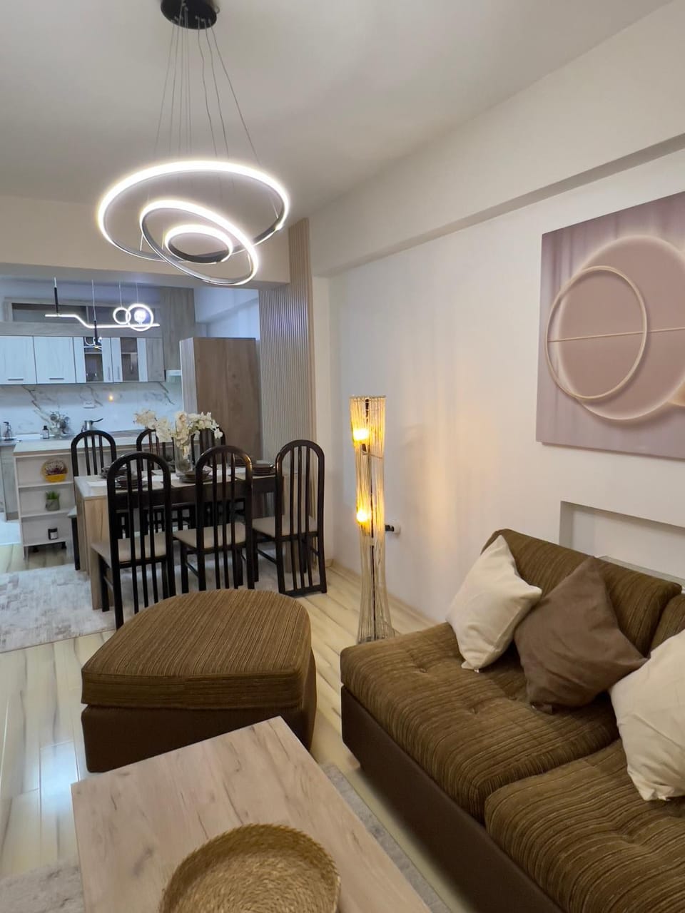 Kitchen or kitchenette, Living room, Seating area, Dining area