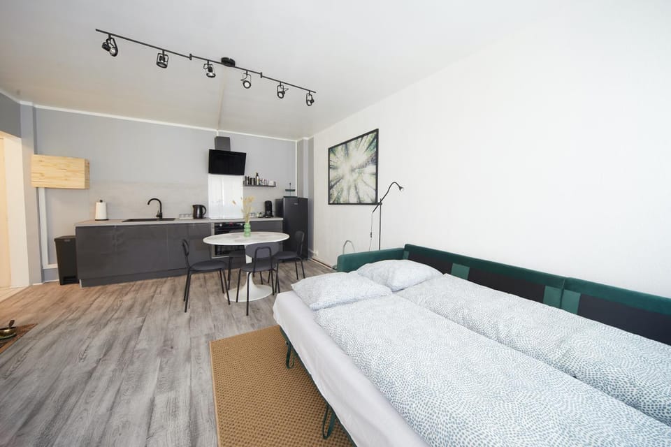 Bed, TV and multimedia, Kitchen or kitchenette, Living room, Seating area