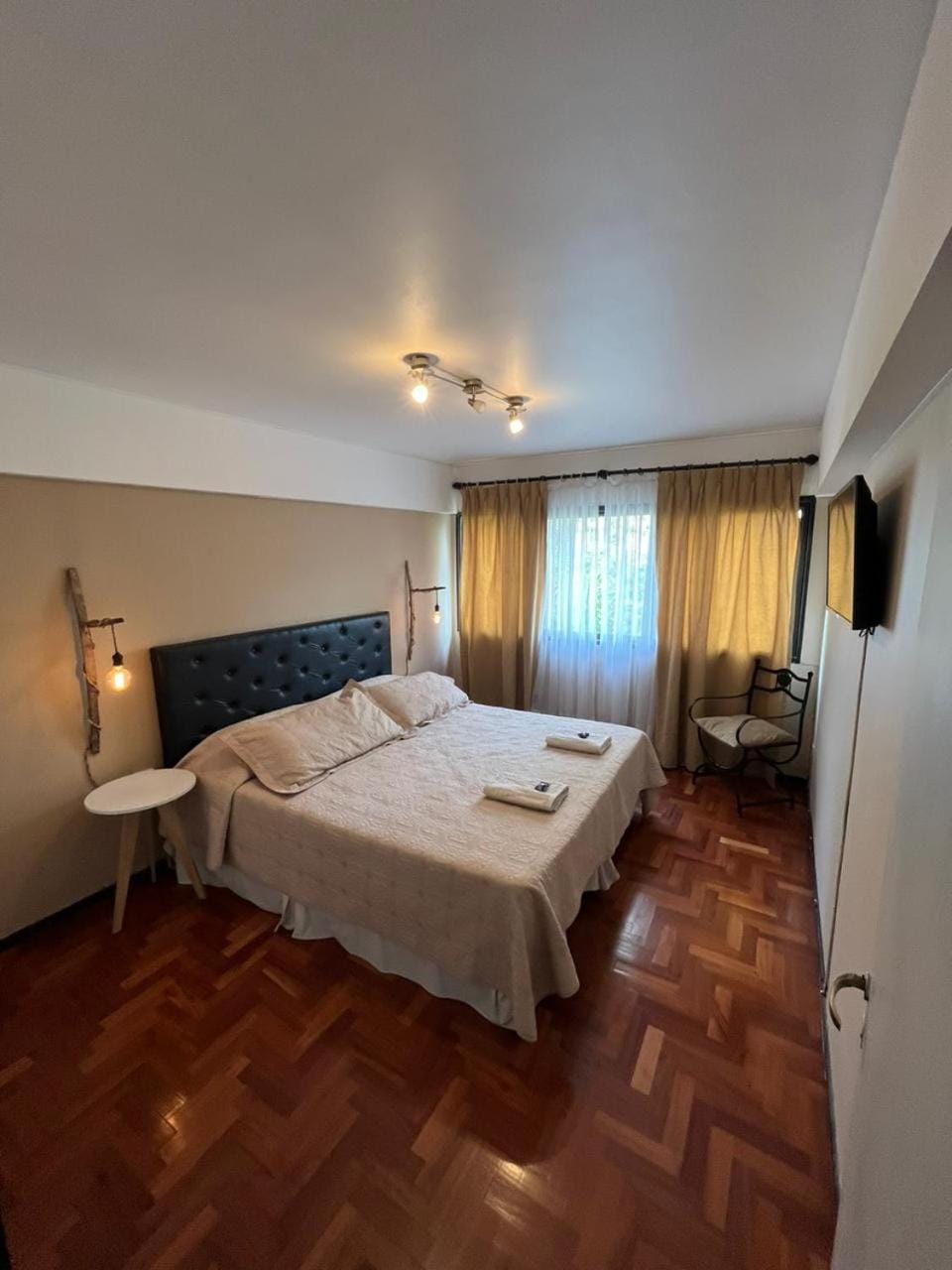 Bed, TV and multimedia, Photo of the whole room, Bedroom, towels
