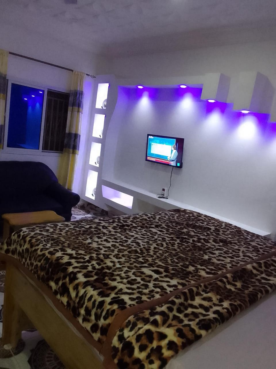 Bed, TV and multimedia, Evening entertainment, Bedroom