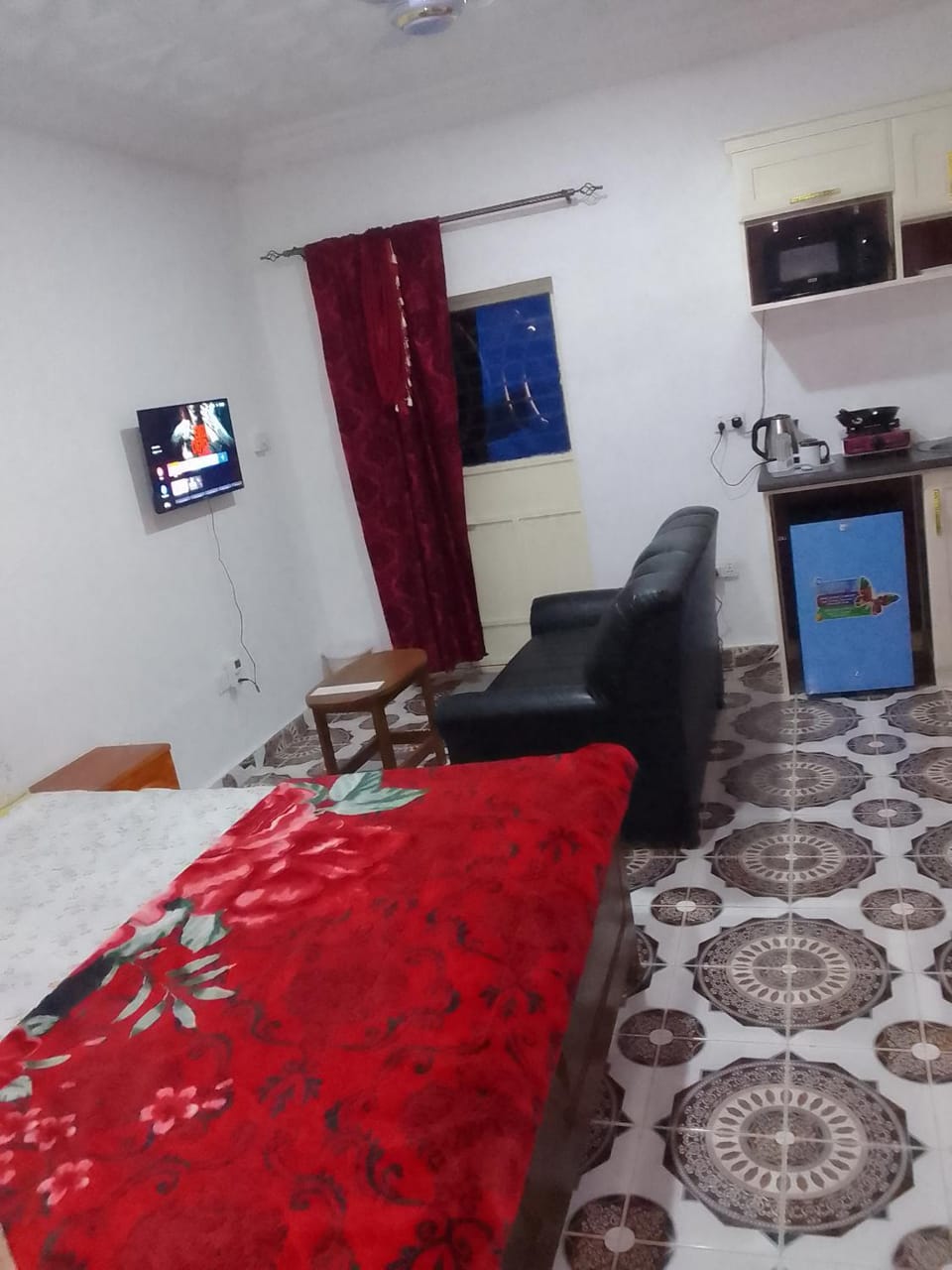 Bed, TV and multimedia, Kitchen or kitchenette, Living room, Seating area, Bedroom