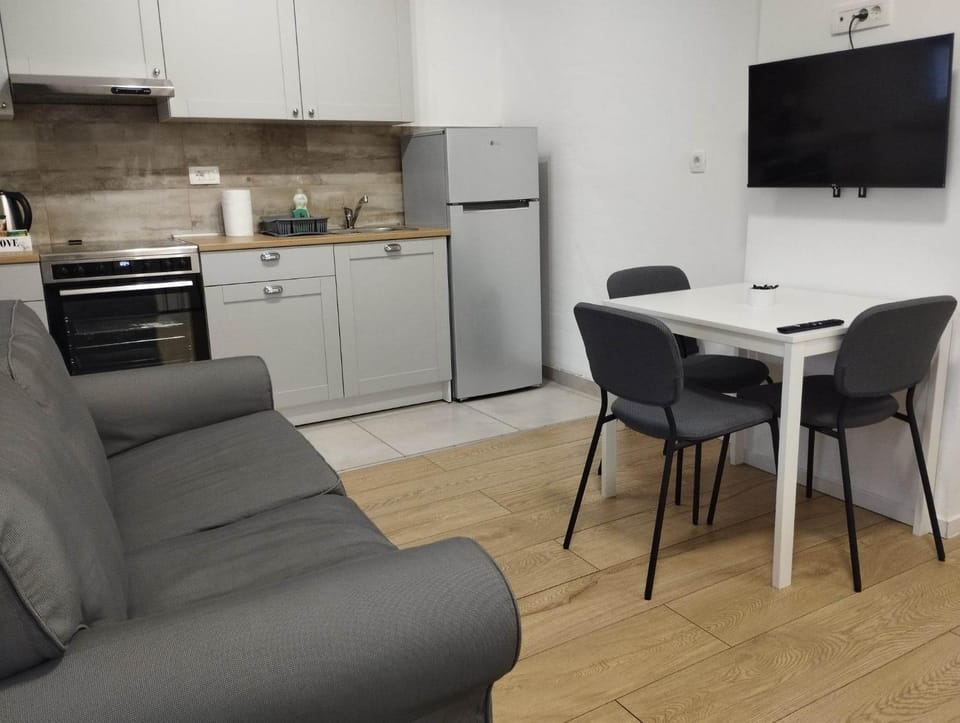 TV and multimedia, Kitchen or kitchenette, Living room, Seating area, Dining area, oven, stove