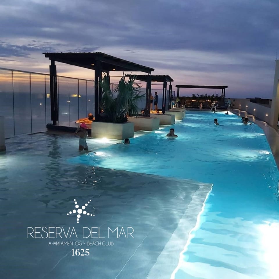 Hermoso y lujoso piso 14 con Salida Directa a la playa y clubhouse increible Apartment in Gaira