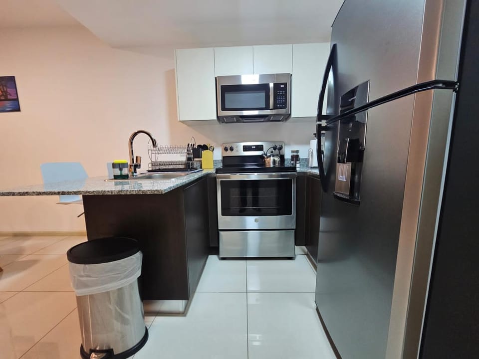 Coffee/tea facilities, Kitchen or kitchenette, microwave, oven, stove