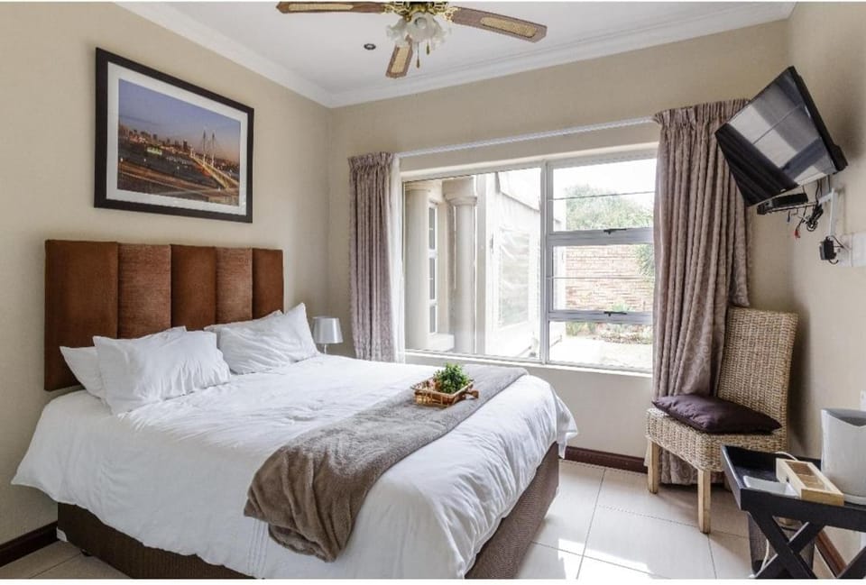 Bed, Bedroom, fireplace