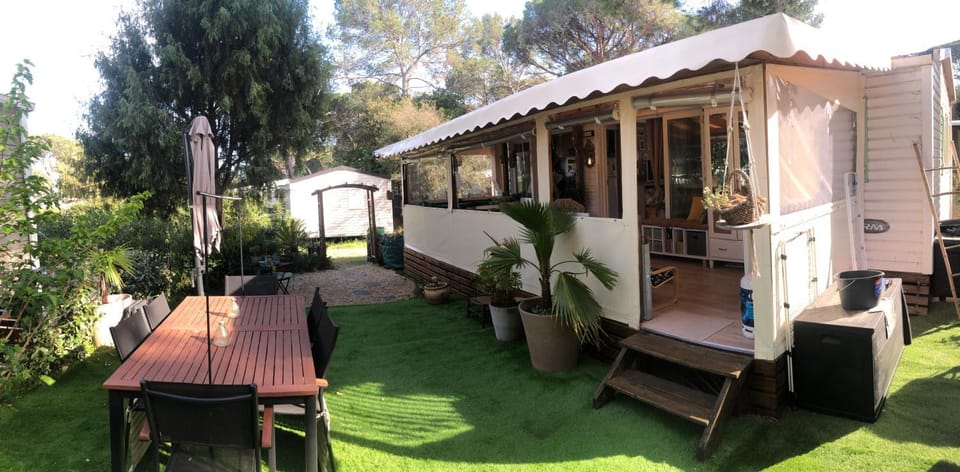 Property building, Garden, Dining area, Garden view