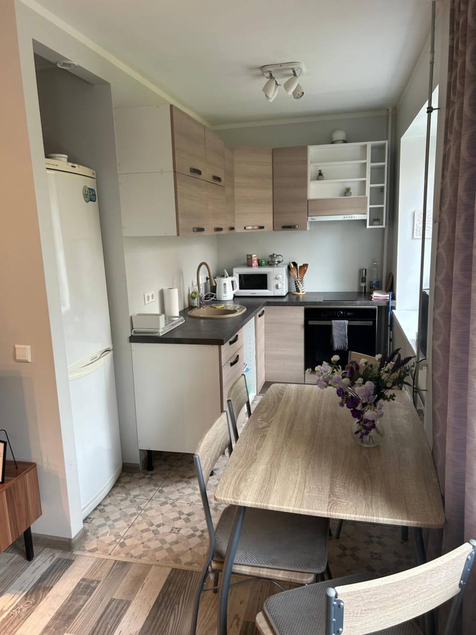 Coffee/tea facilities, Kitchen or kitchenette, Dining area, kitchen