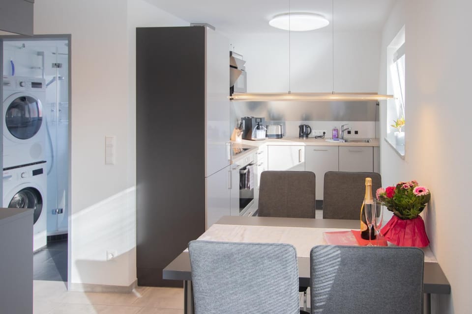 Kitchen or kitchenette, Dining area, washing machine, dryer