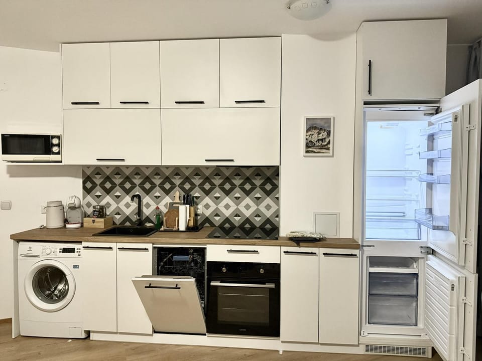 Coffee/tea facilities, dishwasher, oven, stove, washing machine, kitchen