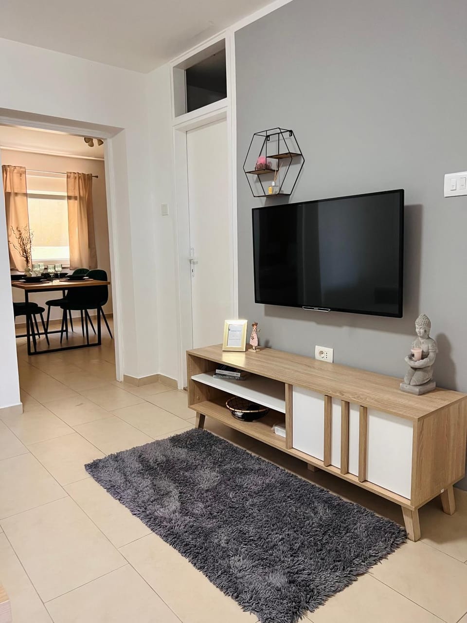 TV and multimedia, Living room, Seating area, Dining area