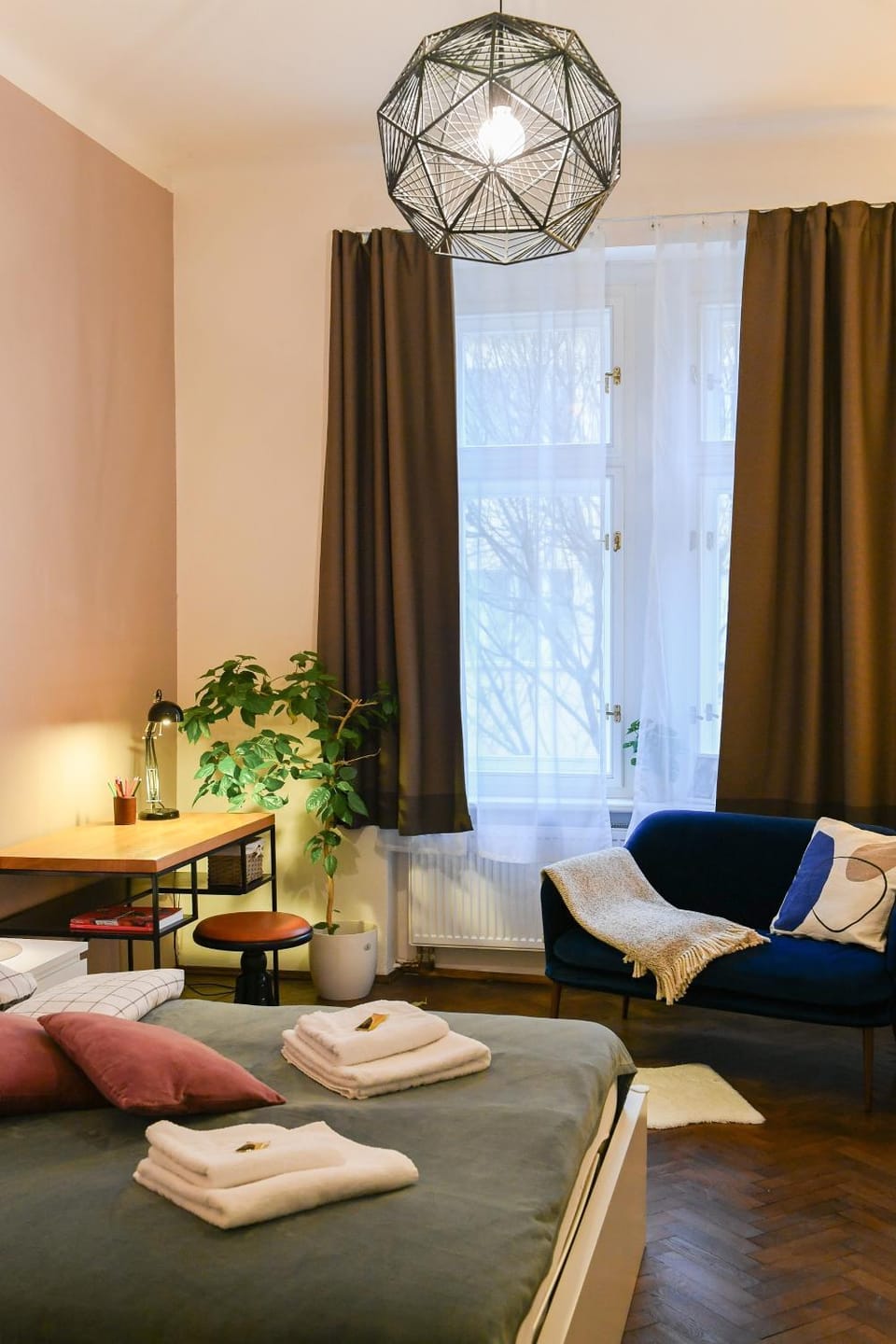 Bed, Seating area