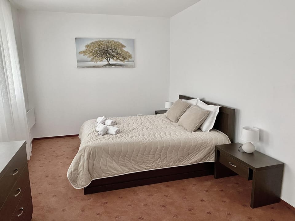 Bed, Photo of the whole room, Bedroom, towels