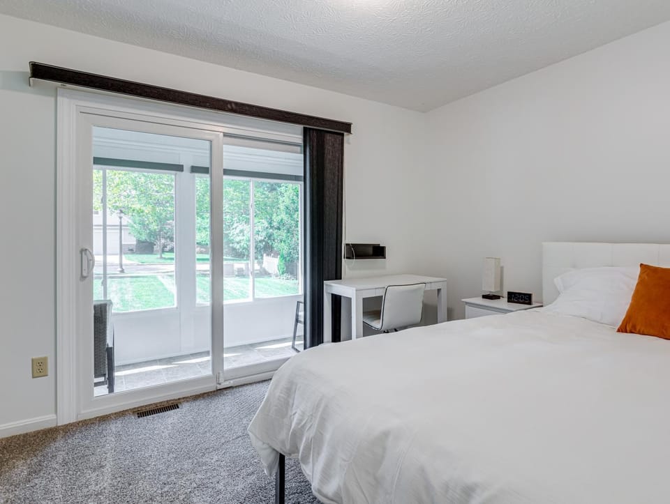 Bed, Bedroom, Quiet street view