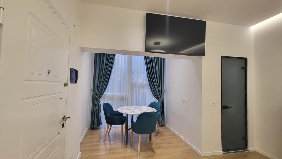 TV and multimedia, Living room, Seating area, Dining area, wardrobe
