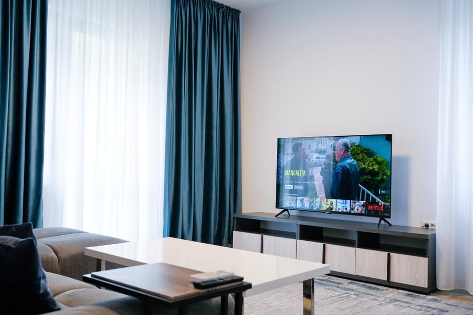 TV and multimedia, Living room, Seating area, Evening entertainment