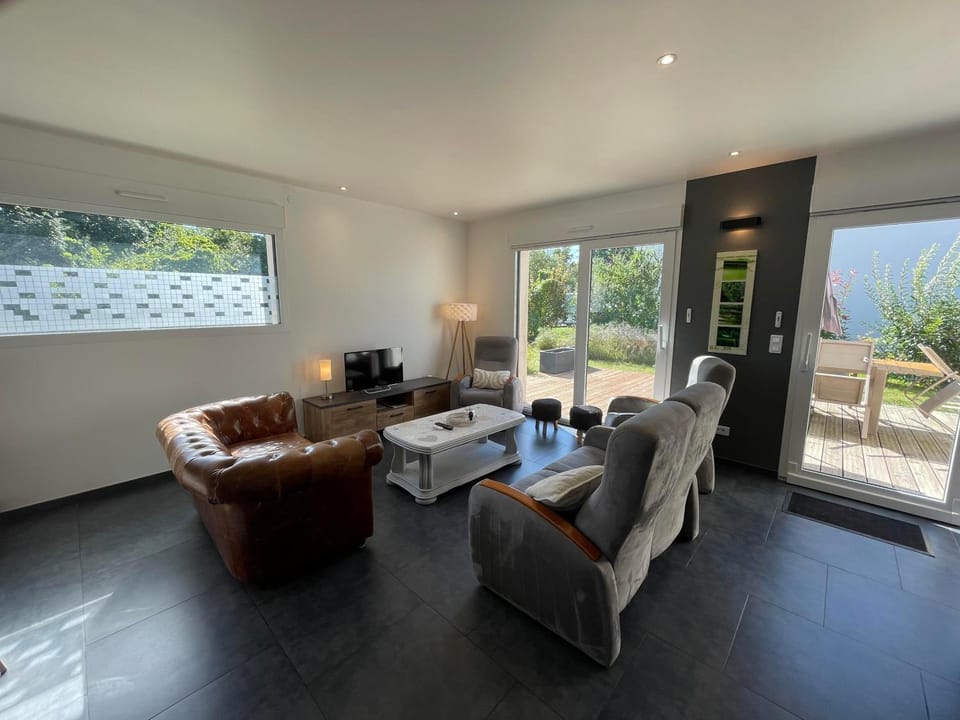 Communal lounge/ TV room, Decorative detail, Garden view