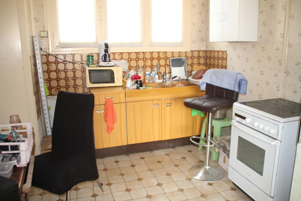 Kitchen or kitchenette, oven