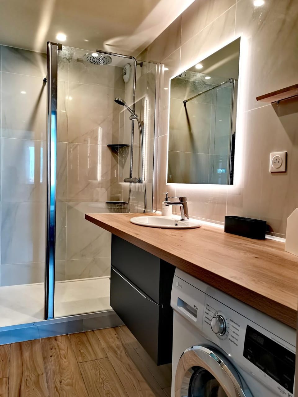 Shower, Bathroom, towels, washing machine