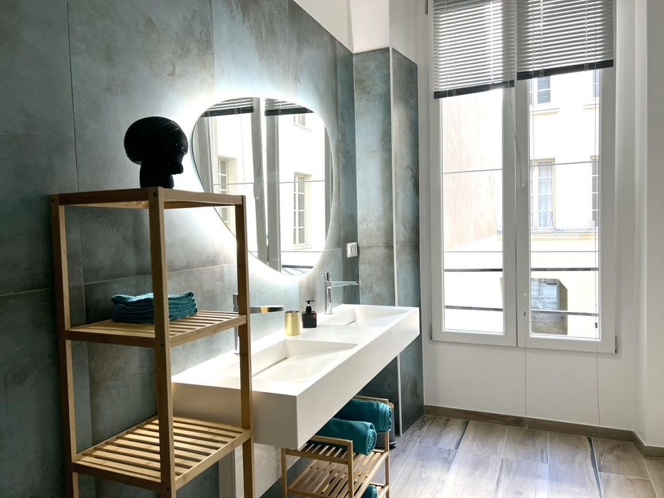 Bathroom, towels