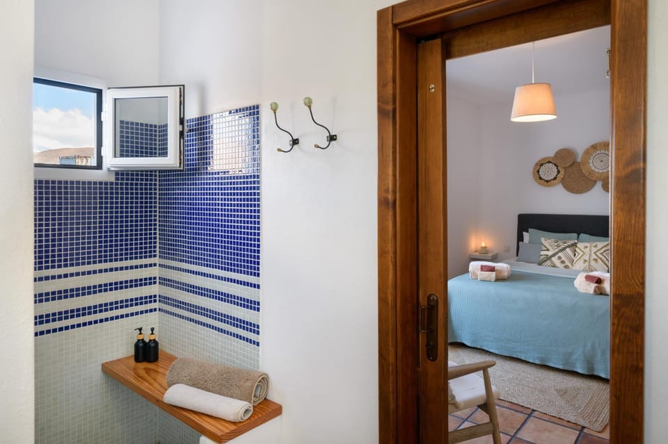 Shower, Bed, Bathroom, Photo of the whole room, towels