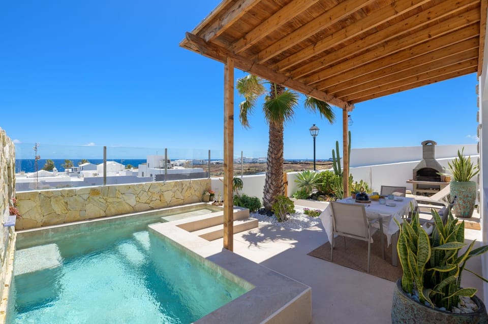 Natural landscape, View (from property/room), Balcony/Terrace, Pool view, Sea view, Swimming pool