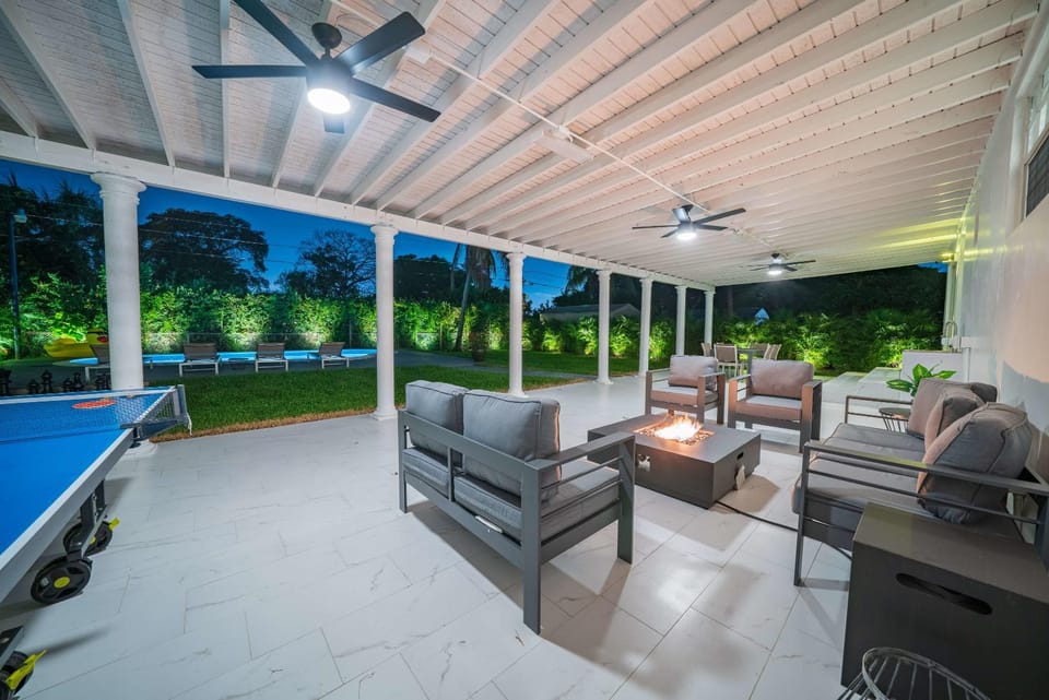 Luxury Villa Bianca Pool Movie Theatre Fire Pit Villa in Golden Glades