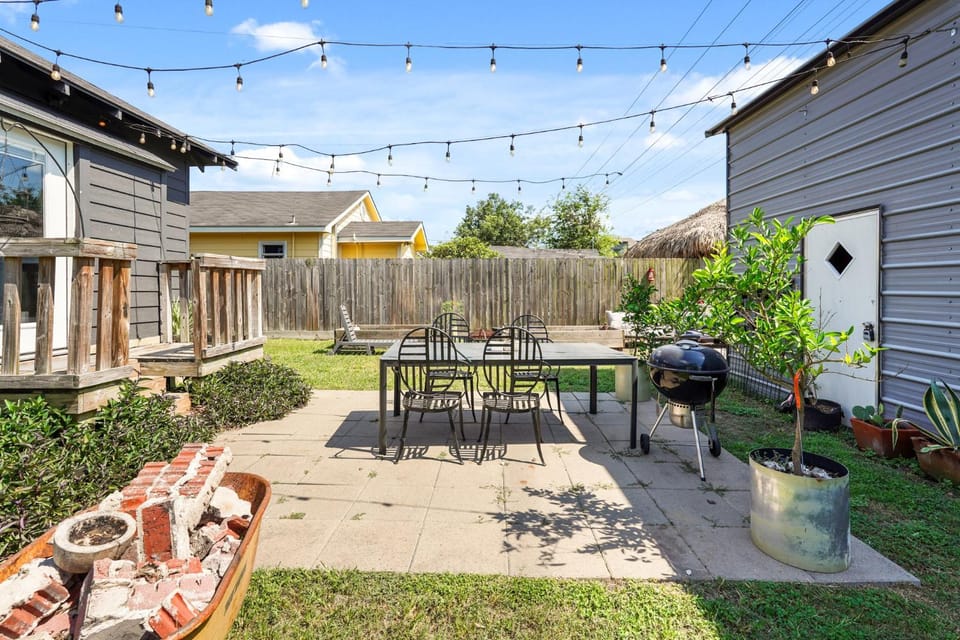 Patio, Dining area, Garden view
