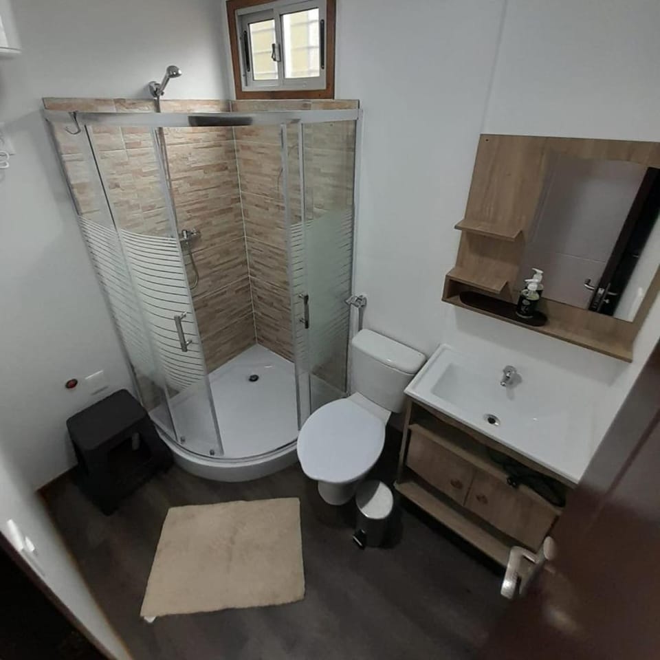 Shower, Toilet, Bathroom, bidet, towels