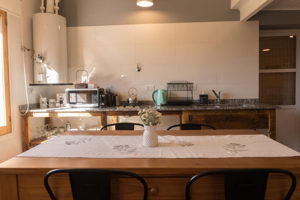Coffee/tea facilities, Kitchen or kitchenette, Dining area, minibar, toaster