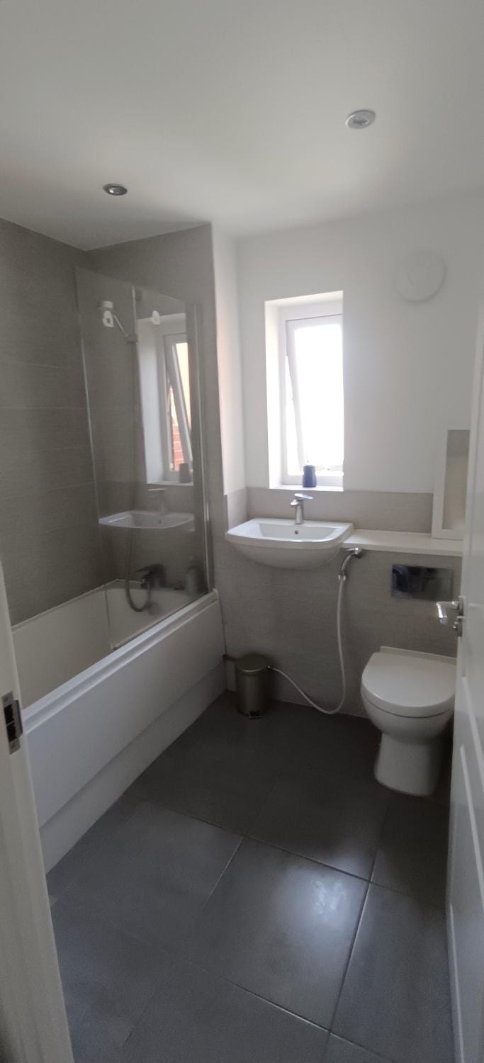 Free Car Park and walk to COOP, Etihad, Piccadilly Manchester City centre, Free Snacks Bed and Breakfast in Manchester