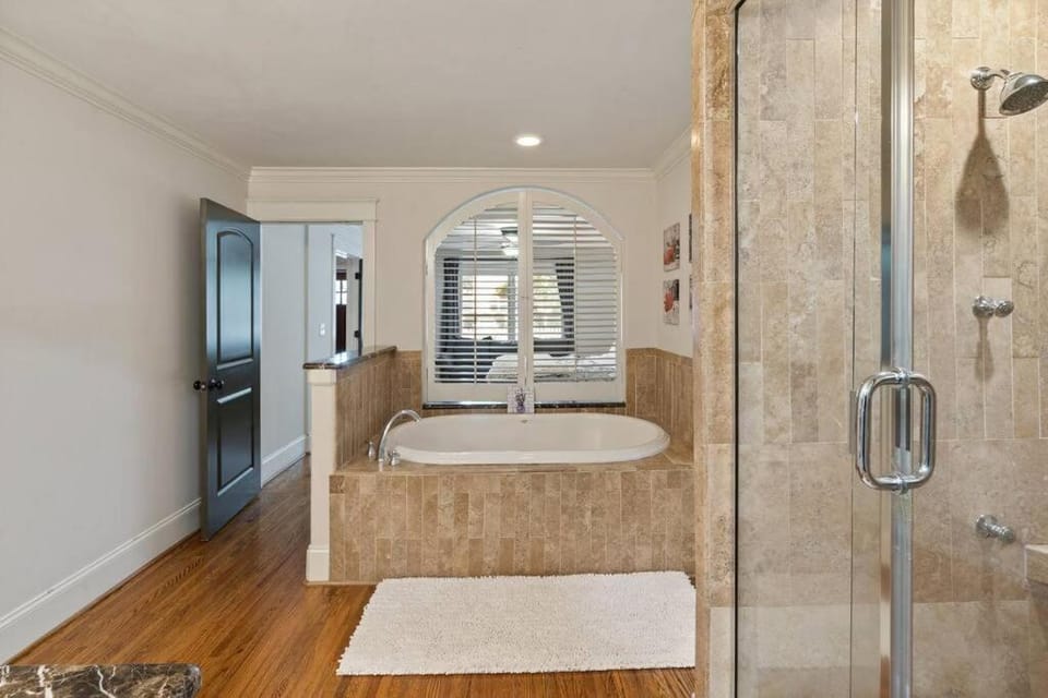 Single Story Fully Fenced Pet Friendly Bungalow in the Arts District House in Charlotte