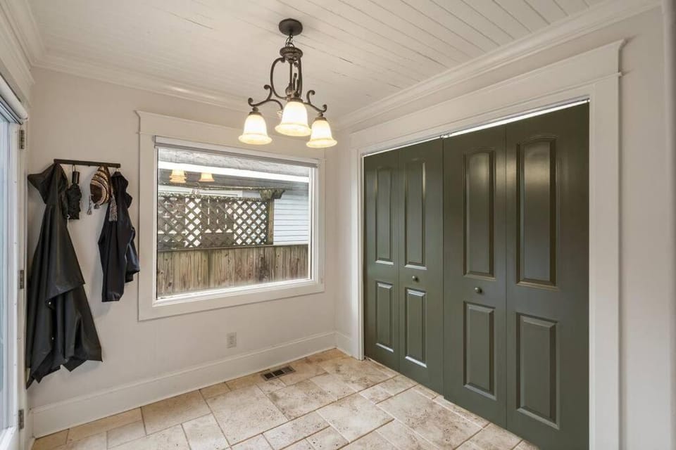 Single Story Fully Fenced Pet Friendly Bungalow in the Arts District House in Charlotte