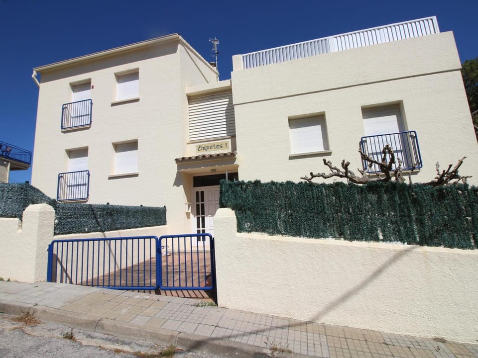 Apartamento luminoso con gran terraza y parking - ES-228-167 Apartment in Alt Empordà