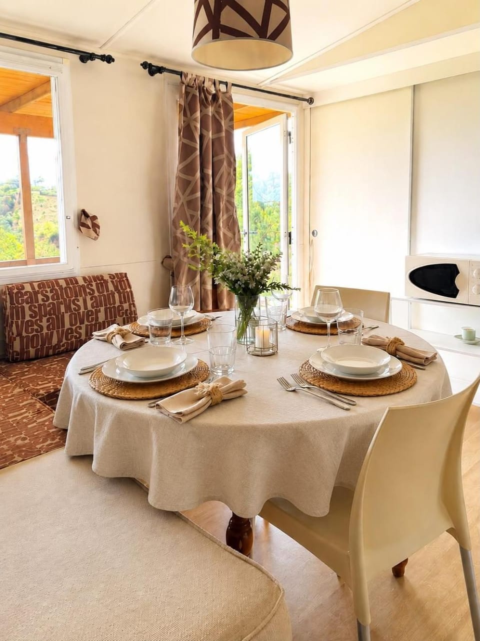 Living room, Food and drinks, Seating area, Dining area, Food