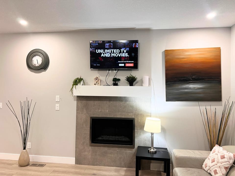 Flowealth Property Luxury Villa Near Lake Netflix TV Wifi Vacation rental in Calgary