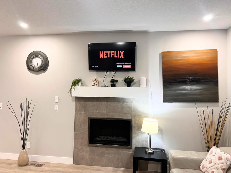 Flowealth Property Luxury Villa Near Lake Netflix TV Wifi Vacation rental in Calgary