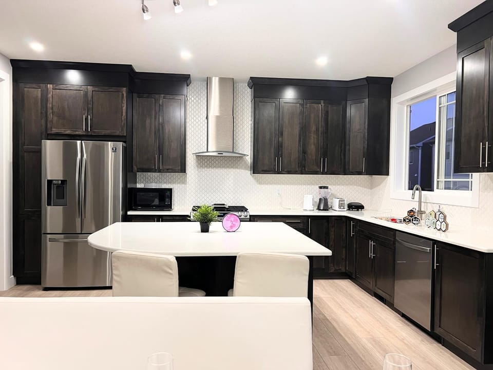 Flowealth Property Luxury Villa Near Lake Netflix TV Wifi Vacation rental in Calgary