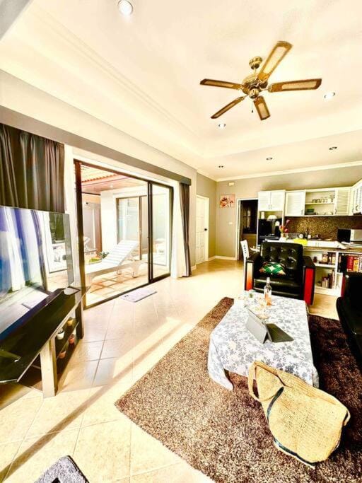 TV and multimedia, Living room, Photo of the whole room, Seating area, Dining area, Evening entertainment, fireplace