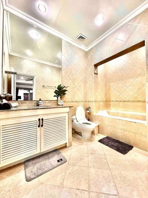 Toilet, Hot Tub, Bathroom, towels