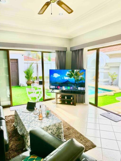 Communal lounge/ TV room, Communal lounge/ TV room, TV and multimedia, Living room, Seating area