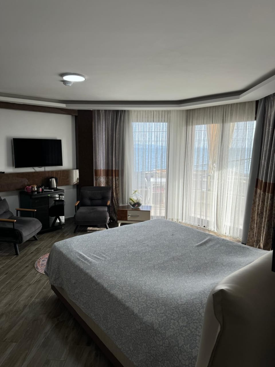 Bed, TV and multimedia, Bedroom