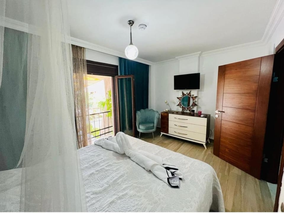 Bed, TV and multimedia, Bedroom