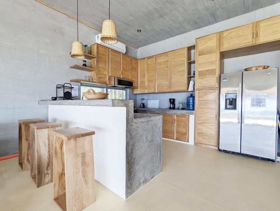 Kitchen or kitchenette, minibar