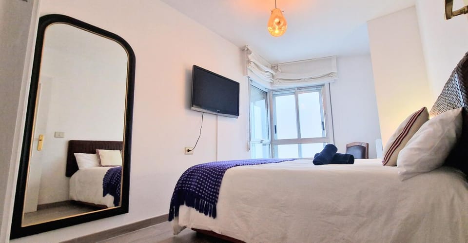 Bed, TV and multimedia, Photo of the whole room, Evening entertainment, Bedroom