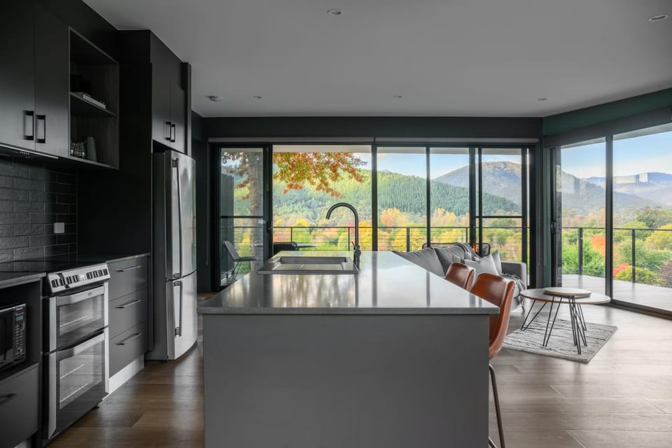 Patio, View (from property/room), Balcony/Terrace, Kitchen or kitchenette, Seating area, Dining area, Mountain view